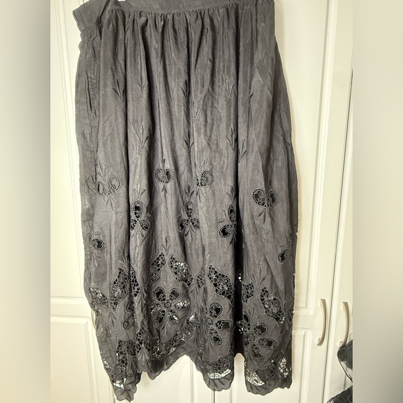 Disturbia Maple Broderie Hem Maxi Skirt - Picture 3 of 5